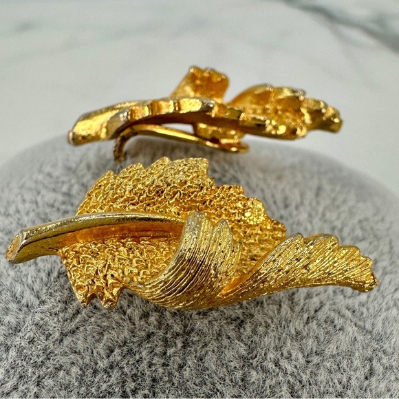 Vintage Coro Gold Leaf Earrings Clip On Signed Curled Leaf Design Mid Century - Picture 3 of 9